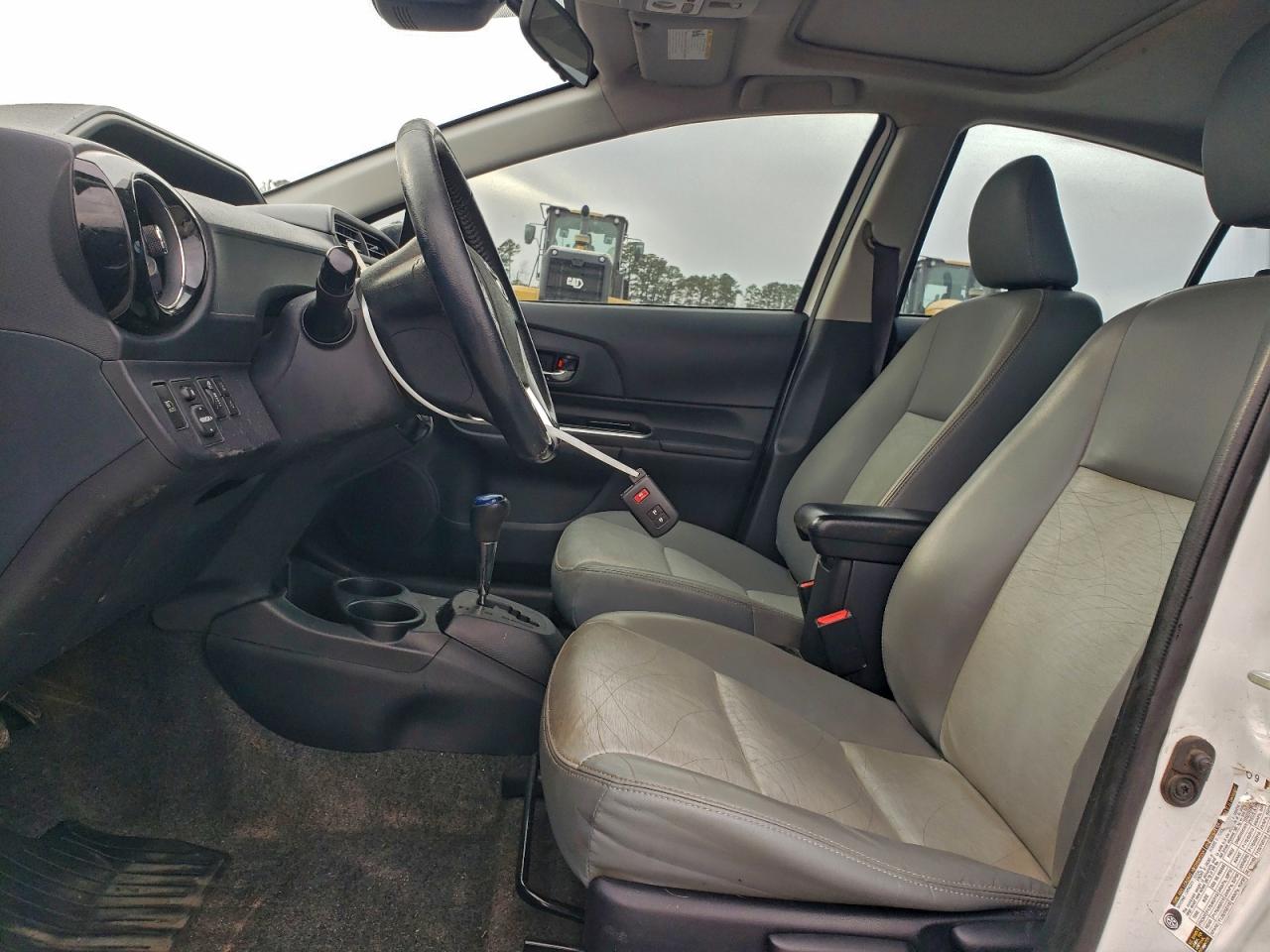 Toyota Prius Image 12