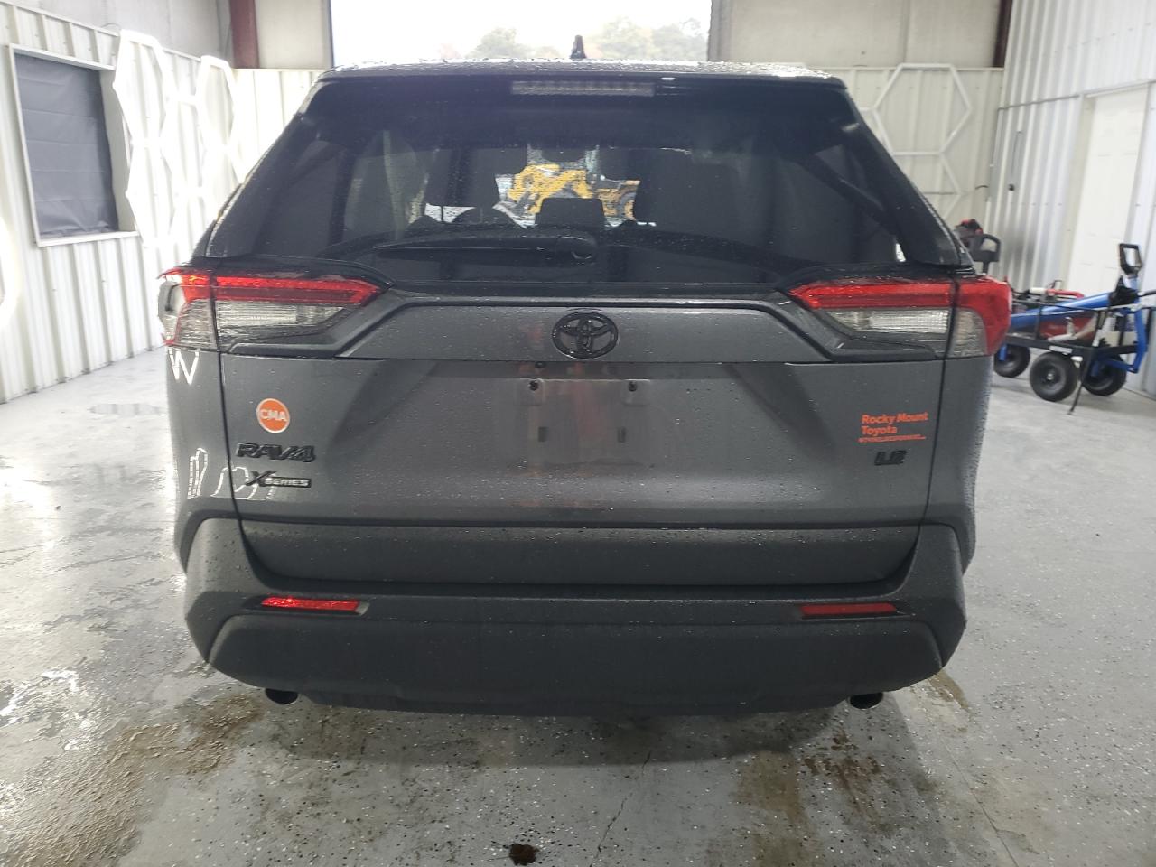 Toyota RAV4 Le Image 4