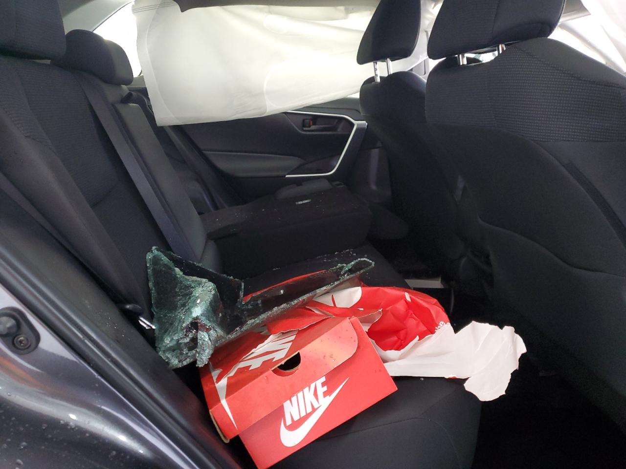 Toyota RAV4 Le Image 13