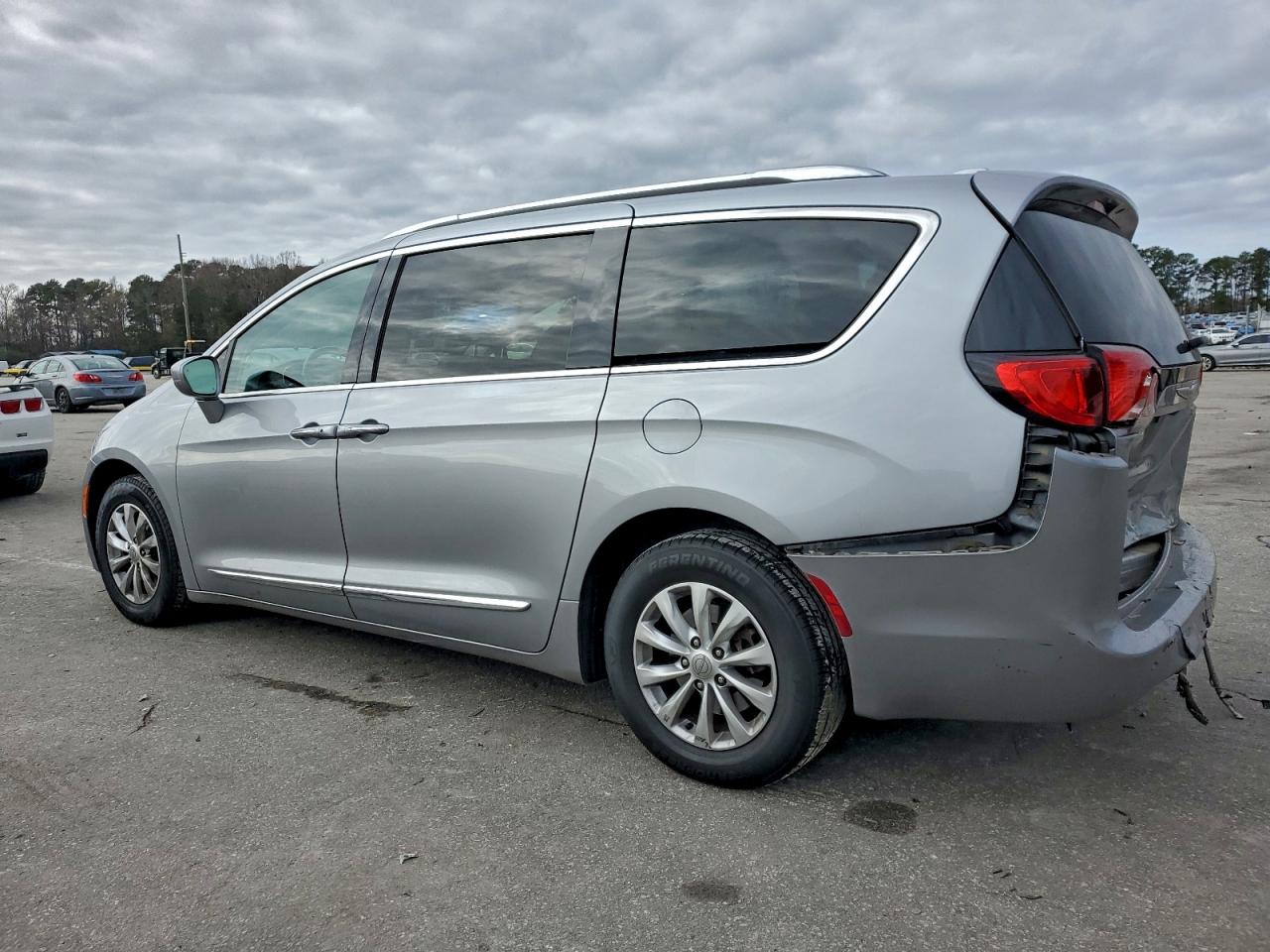 Chrysler Pacifica Touring L Image 6