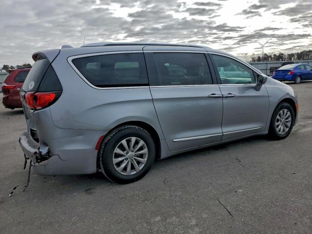 Chrysler Pacifica Touring L Image 7