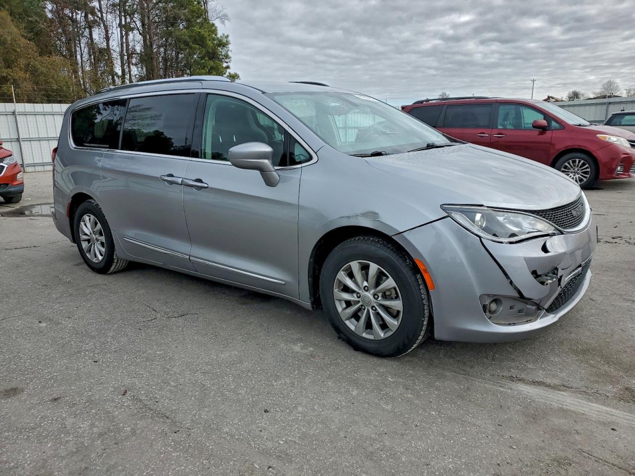 Chrysler Pacifica Touring L Image 8