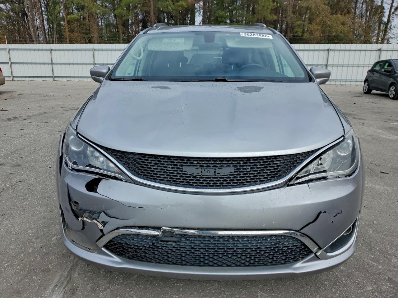 Chrysler Pacifica Touring L Image 5