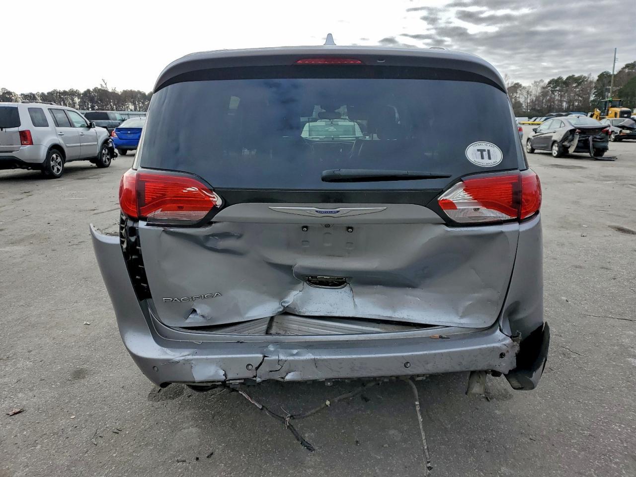 Chrysler Pacifica Touring L Image 13