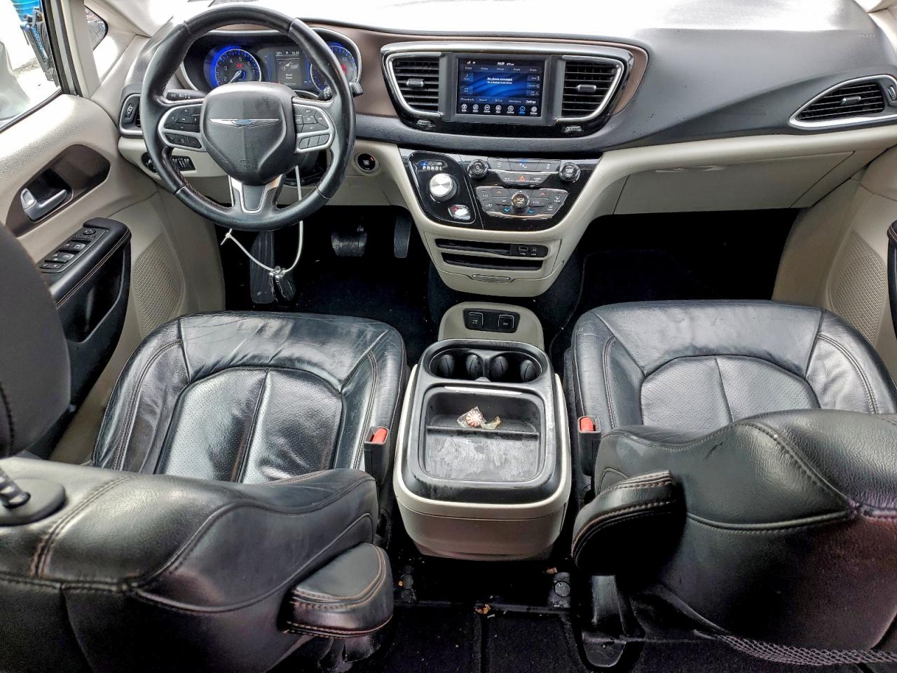 Chrysler Pacifica Touring L Image 3