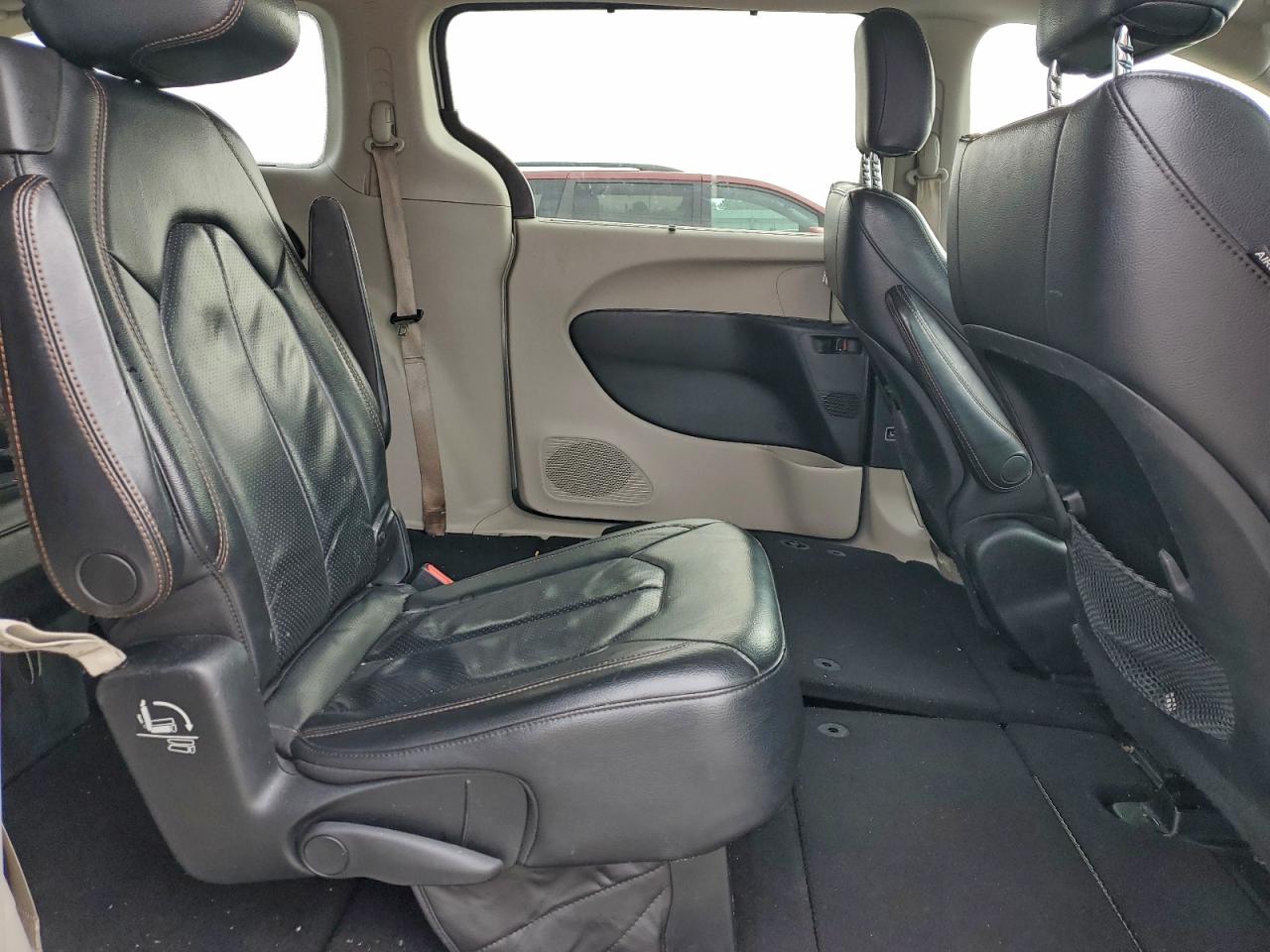 Chrysler Pacifica Touring L Image 10