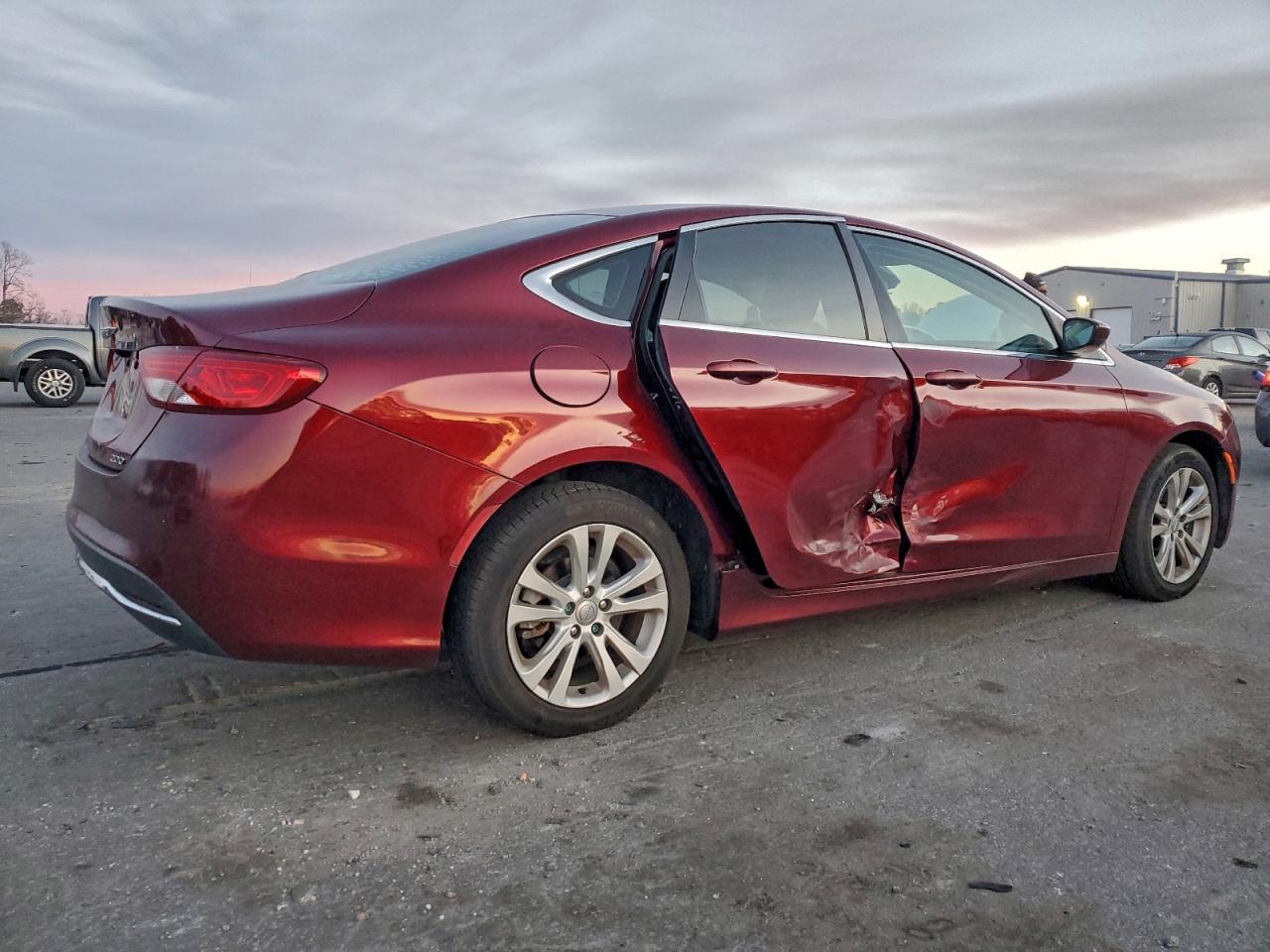 Chrysler 200 Limited Image 2