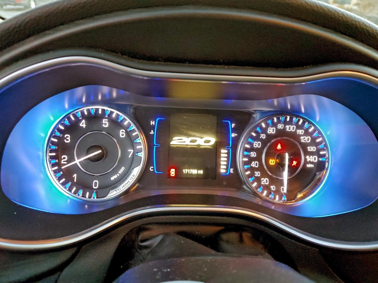 Chrysler 200 Limited Image 6